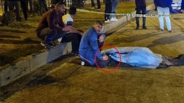 En zor veda! Adana'da bir kişi kazada ölen ağabeyinin elini bir an olsun bırakmadı