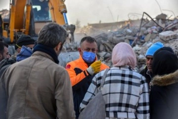 Enkaz başında yürek yakan manzara! Cenazeleri vesikalık fotoğrafla teşhis ediyorlar