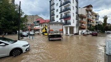 Erdek'te sağanak: Balıkçı tekneleri karaya vurdu, yollar göle döndü