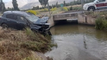 Erzincan'da sulama kanalına düşen araçtaki 5 kişi yaralandı