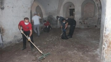 Erzurum'da 140 polis, tarihi Büyük Höyük Tabyası'nda 'mıntıka' temizliği yaptı