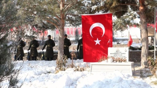 Erzurum'da 58 yıl önce yangında şehit olan 65 asker mezarları başında anıldı