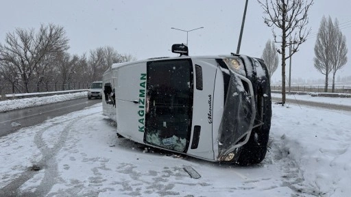 Erzurum'da minibüs direğe çarptıktan sonra devrildi: 8 yaralı