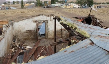 Erzurum'da hortum nedeniyle ev ve ahırların çatıları uçtu, duvarları yıkıldı