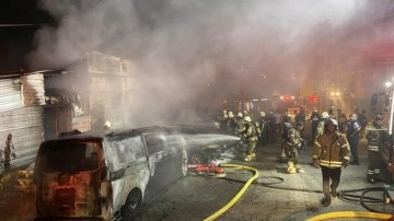 Esenyurt’ta 8 araç ve iş yeri alev alev yandı! Kundaklama anı güvenlik kamerasında