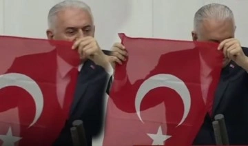 Esk Başbakan, AKP Genel Başkanvekili Binali Yıldırım... İstiklal Marşı'nı kağıda bakarak okudu