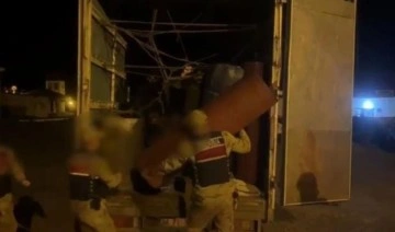 ‘Ev eşyası var’ denilen kamyonda 60 göçmen çıktı