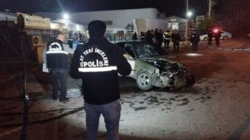 Fabrika duvarına çarpan otomobildeki 2 kişi hayatını kaybetti