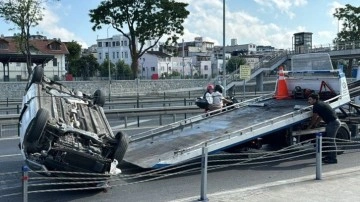 Fatih'te kaza: Bariyere çarpan otomobil devrildi