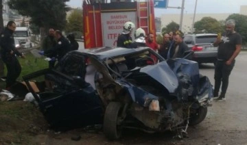 Feci kaza: Ağaca çarpan otomobilin sürücüsü öldü, 2 aylık eşi ile arkadaşı yaralı