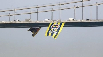 Fenerbahçe'nin bayrağı köprüye asıldı