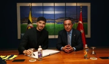Fenerbahçe'de Altay Bayındır resmi imzayı attı