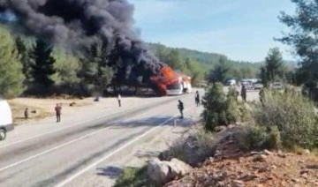 Fethiye'den Hatay'a giden yolcu otobüsü yolun ortasında yanmaya başladı