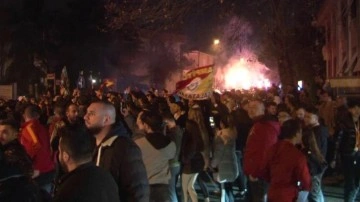 Galatasaraylı taraftarlar, Florya'yı bayram yerine çevirdi