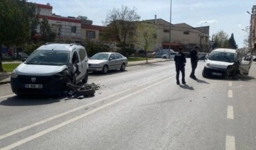 Gaziantep'te iki araç kafa kafaya çarpıştı: 8 yaralı