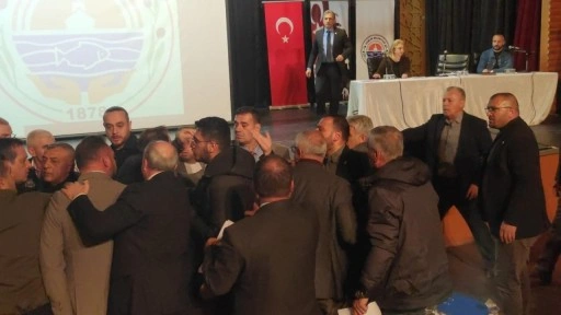 Gemlik Belediye Meclisi'nde CHP, AK Parti ve MHP'li üyeler arasında 'pankart' ge