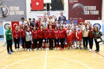 Gölcük'ün işitme engelliler kadın ve erkek voleybol takımı 3. kez Türkiye şampiyonu oldu