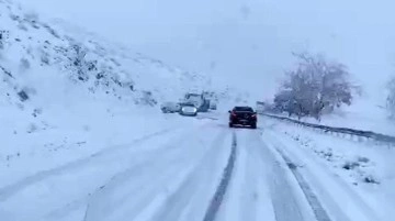 Görüntü Türkiye'den! Bitlis'te kar yağışı nedeniyle çok sayıda araç yolda kaldı