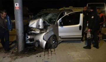 Hafif ticari araç otomobile ve elektrik direğine çarptı: 1 ölü, 3 yaralı