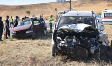 Hafif ticari araçla otomobil çarpıştı: 1 ölü, 6 yaralı