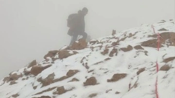 Hakkari'de Cilo Dağı'na tırmanan dağcılar kara yağışına yakalandı