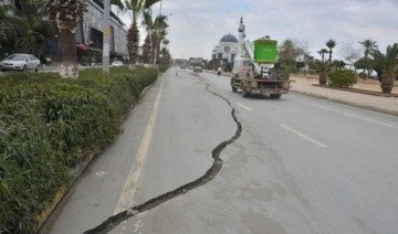 Hatay İskenderun'da depremin ardından sahil yolu çöktü: Büyük yarıklar oluştu