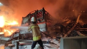 Hatay'da korkunç kaza! Otoyol gişesine çarpan tır cayır cayır yandı