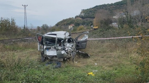 Hemzemin geçitte dehşet! Tren aracı paramparça etti: 1 çocuk öldü