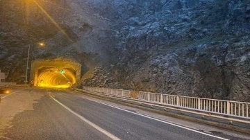 Heyelan nedeniyle kapanan Artvin-Erzurum ve Artvin-Ardahan karayolu ulaşıma açıldı