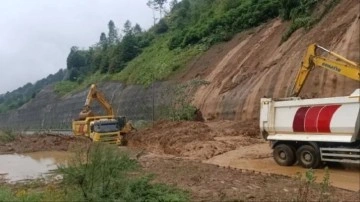 Heyelan sonrası İstanbul istikameti trafiğe kapandı, ekipler teyakkuza geçti