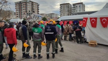 İBB deprem bölgesinde yemek ve yardım dağıtımını sürdürüyor