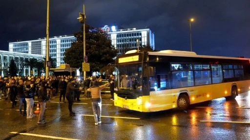 İETT'ye bağlı özel halk otobüsü sahipleri, Saraçhane'de eylem yaptı