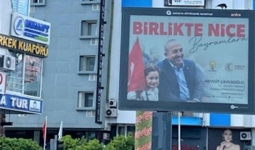 İlçe Seçim Kurulu, Mevlüt Çavuşoğlu'nun Türk bayraklı pankartının kaldırılmasına karar verdi