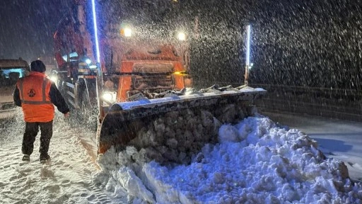 Ilgaz Dağı geçidinde kar yağışı nedeniyle yol ulaşıma kapandı