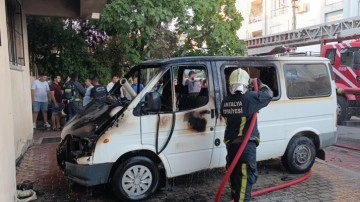 İnip park ettiği araç 5 dakika sonra küle döndü