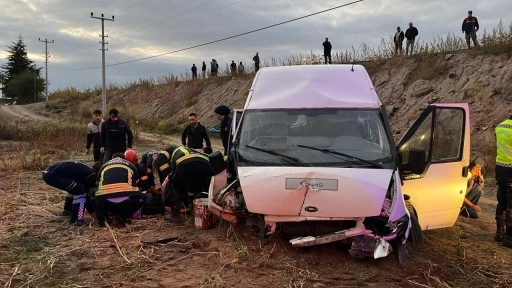 İşçi servisi şarampole devrildi: 5 yaralı