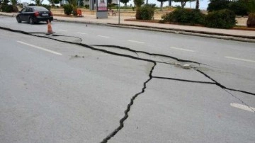 İskenderun'da sahil yolu depremde çöktü: Büyük yarıklar oluştu