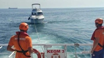 İstanbul açıklarında sürüklenen teknedeki 8 kişi kurtarıldı
