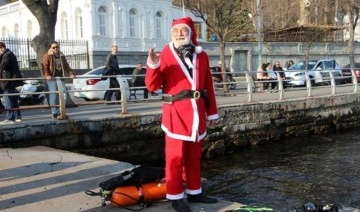 İstanbul Boğazı'na dalan Noel Baba denizden plastik balık çıkardı