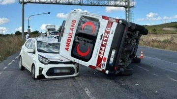 İstanbul'da bir garip kaza: Ambulans otomobilin üzerine devrildi