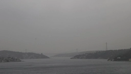 İstanbul'da gemi trafiği askıya alındı