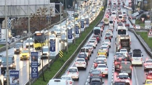 İstanbul'da ilk iş günü trafik kilitlendi!