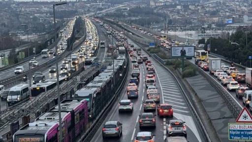 İstanbul'da kar yağışı etkili oluyor! Trafik felç oldu