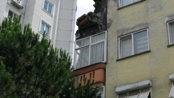 İstanbul'da korkutan anlar: Balkon çöktü! Bina boşaltıldı