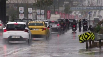 İstanbul'da sağanak yağış etkili oldu, yollar göle döndü