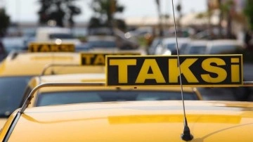 İstanbul'da taksiciler yeni tarife için cihazlarını istasyonlarda güncelletiyor