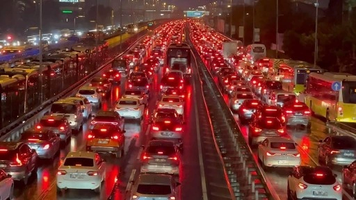 İstanbul'da trafik yoğunluğu durma noktasına geldi