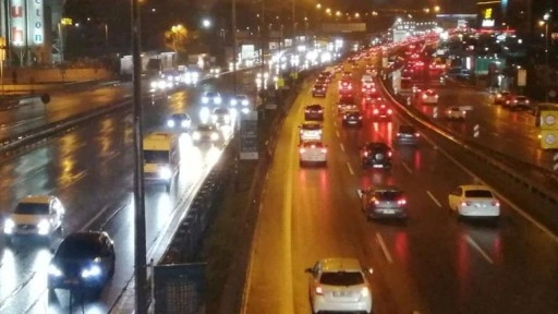 İstanbul'da yağış etkili oldu: Trafik durma noktasına geldi