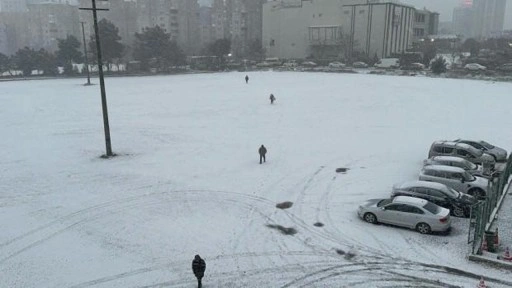 İstanbul'da yoğun kar yağışı! Bir anda beyaza büründü