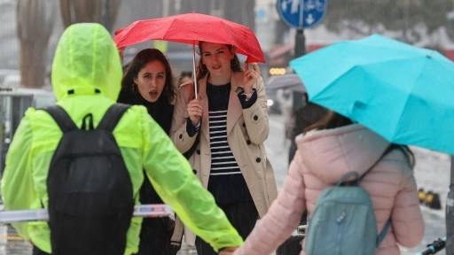 İstanbul ve 13 ilde sarı alarm! AKOM saat verdi aman dikkat 12 derece birden düşüyor